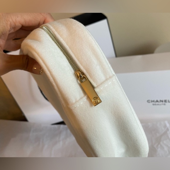 COPY - Chanel Beauty White and gold felt cosmetic pouch with zipper. 100% authe… - Picture 3 of 8